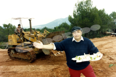 005_Designer_Keith_Harris_directing_digging